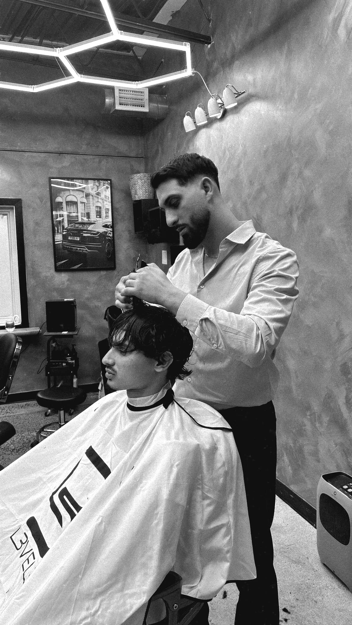 Patrick, maître barbier, au travail